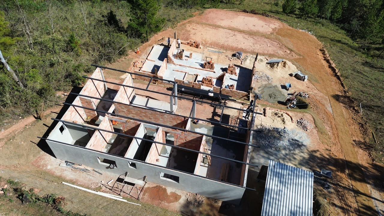 Depois — Construção residencial – terraplenagem à estrutura
