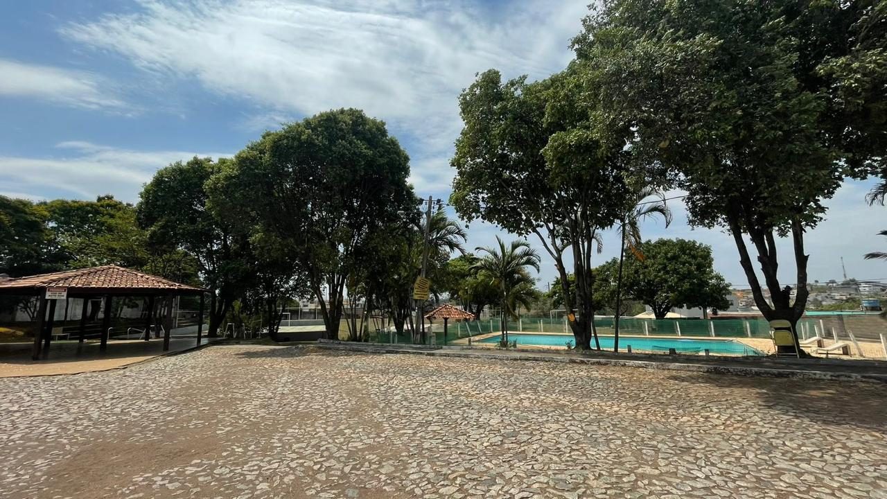 Área externa com piscina, cercamento e piso em pedra em complexo de lazer